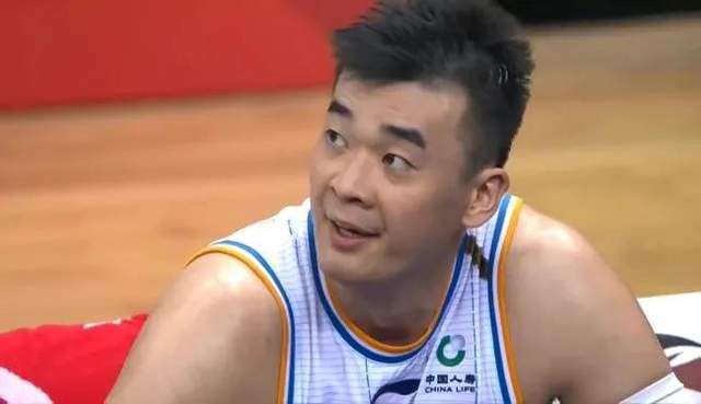 扒开肥白的屁股啪啪
